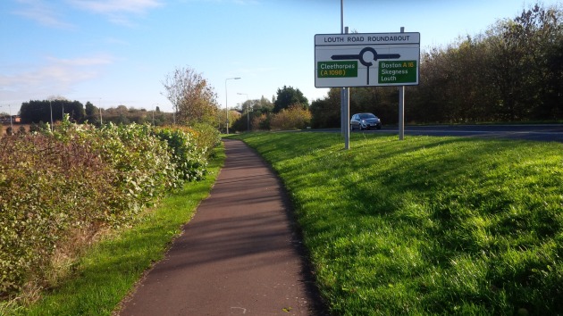 Approaching the roundabout at the end of Louth Rd on the separated cycle path (good)......